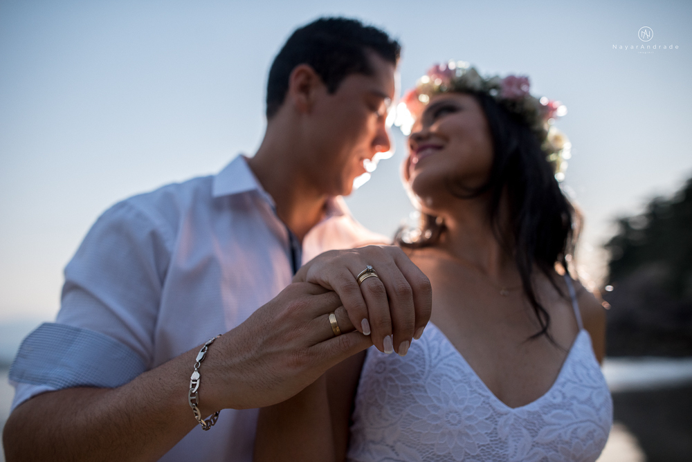 ensaio casal com por do sol balao data e foto incrivel na praia das conchas iporanga no guaruja com a fotografa nayara andrade noiva de vestido longo branco