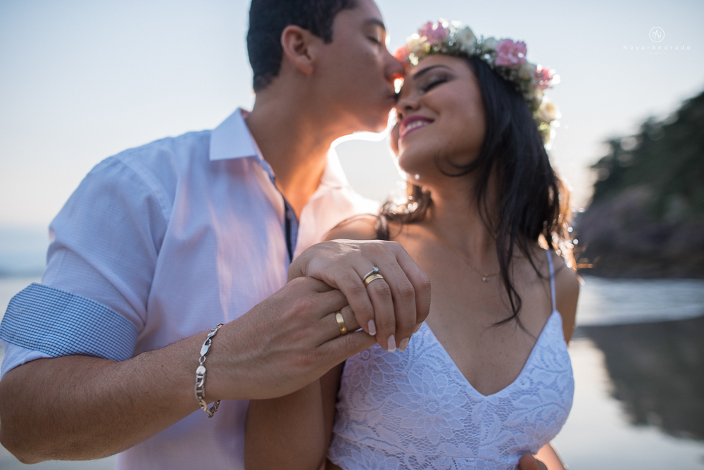 ensaio casal com por do sol balao data e foto incrivel na praia das conchas iporanga no guaruja com a fotografa nayara andrade noiva de vestido longo branco