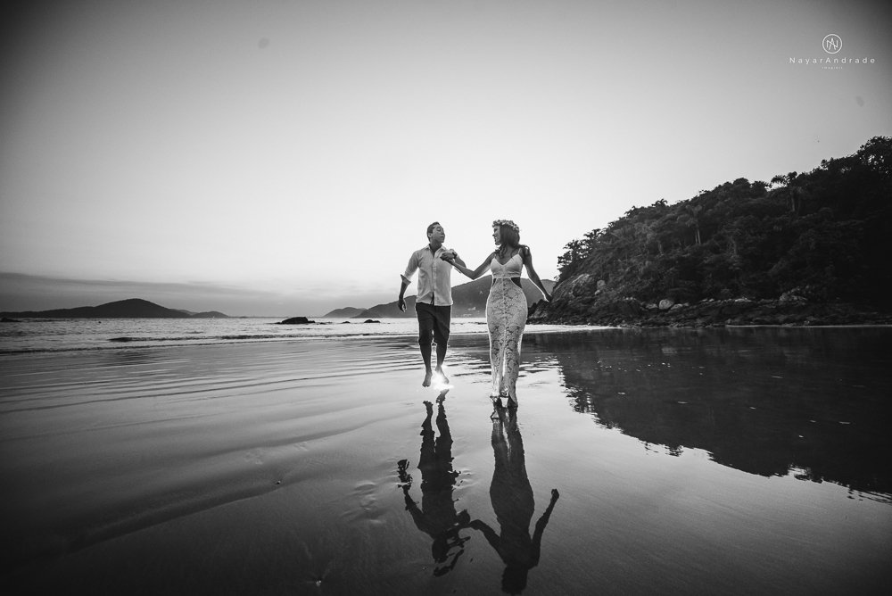 ensaio casal com por do sol balao data e foto incrivel na praia das conchas iporanga no guaruja com a fotografa nayara andrade noiva de vestido longo branco