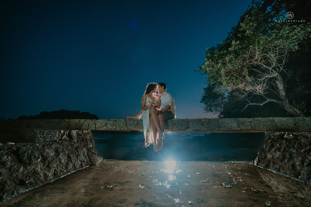 ensaio casal com por do sol balao data e foto incrivel na praia das conchas iporanga no guaruja com a fotografa nayara andrade noiva de vestido longo branco