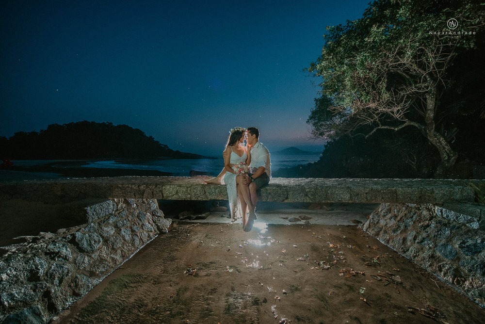 ensaio casal com por do sol balao data e foto incrivel na praia das conchas iporanga no guaruja com a fotografa nayara andrade noiva de vestido longo branco