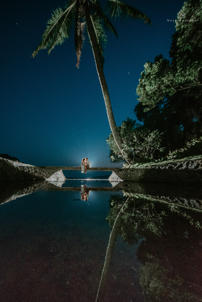 ensaio casal com por do sol balao data e foto incrivel na praia das conchas iporanga no guaruja com a fotografa nayara andrade noiva de vestido longo branco