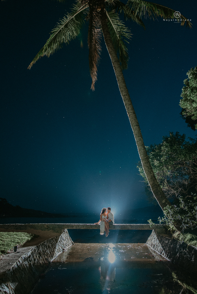 ensaio casal com por do sol balao data e foto incrivel na praia das conchas iporanga no guaruja com a fotografa nayara andrade noiva de vestido longo branco