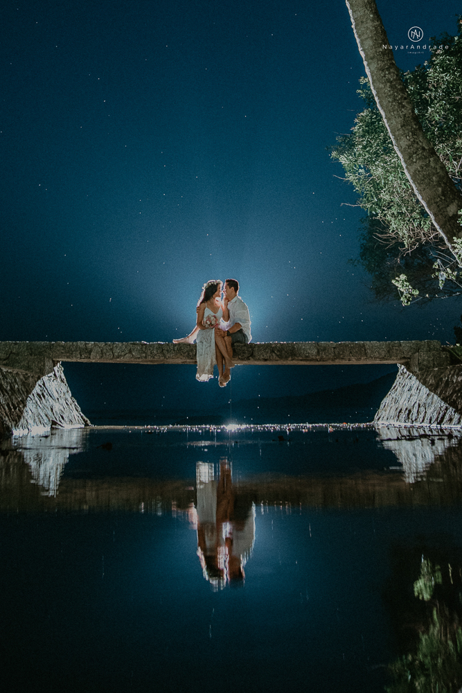 ensaio casal com por do sol balao data e foto incrivel na praia das conchas iporanga no guaruja com a fotografa nayara andrade noiva de vestido longo branco