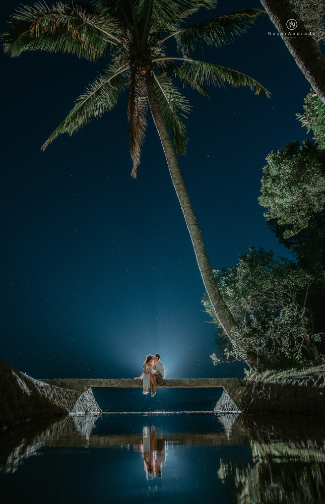 ensaio casal com por do sol balao data e foto incrivel na praia das conchas iporanga no guaruja com a fotografa nayara andrade noiva de vestido longo branco