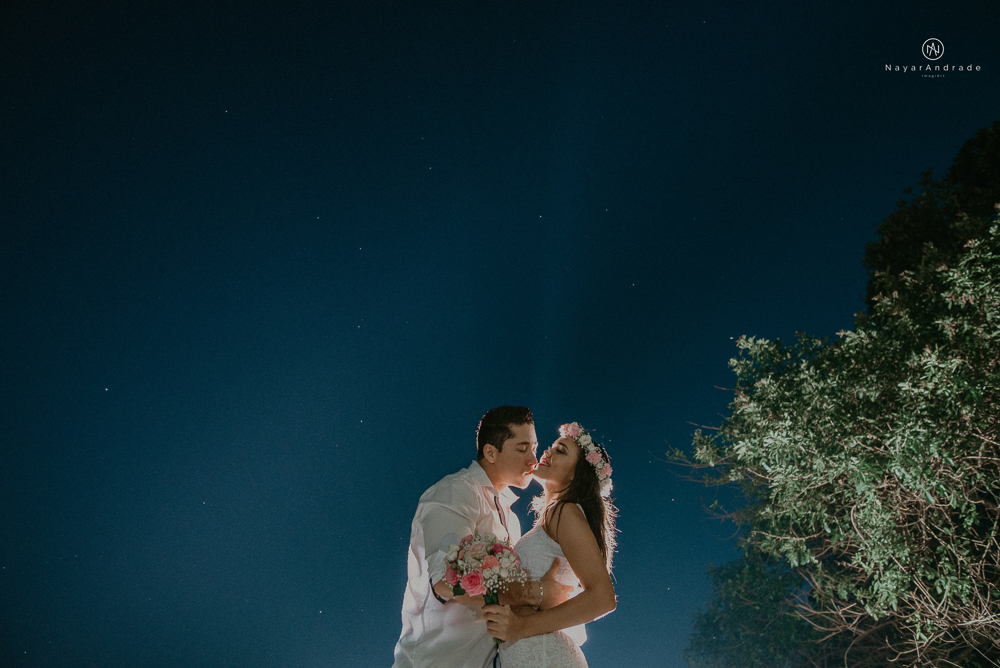 ensaio casal com por do sol balao data e foto incrivel na praia das conchas iporanga no guaruja com a fotografa nayara andrade noiva de vestido longo branco
