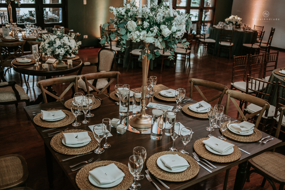 casamento rustico no campo de dia com cerimonia no jardim do sao vicente golf club noiva linda e classica com vestido de renda sem brilho e noivo de terno azul