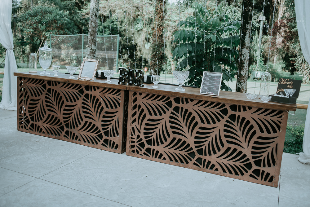 casamento rustico no campo de dia com cerimonia no jardim do sao vicente golf club noiva linda e classica com vestido de renda sem brilho e noivo de terno azul