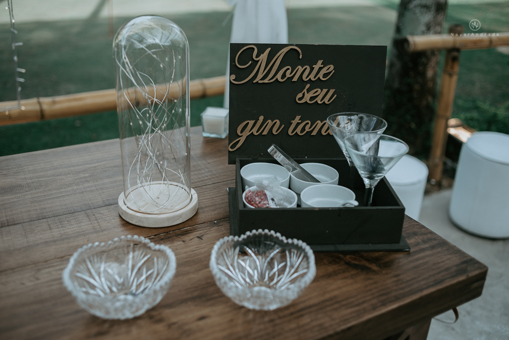 casamento rustico no campo de dia com cerimonia no jardim do sao vicente golf club noiva linda e classica com vestido de renda sem brilho e noivo de terno azul