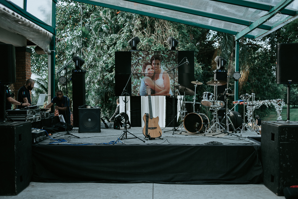 casamento rustico no campo de dia com cerimonia no jardim do sao vicente golf club noiva linda e classica com vestido de renda sem brilho e noivo de terno azul