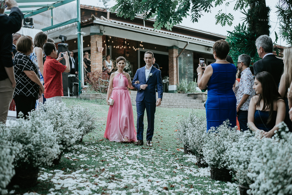 casamento rustico no campo de dia com cerimonia no jardim do sao vicente golf club noiva linda e classica com vestido de renda sem brilho e noivo de terno azul