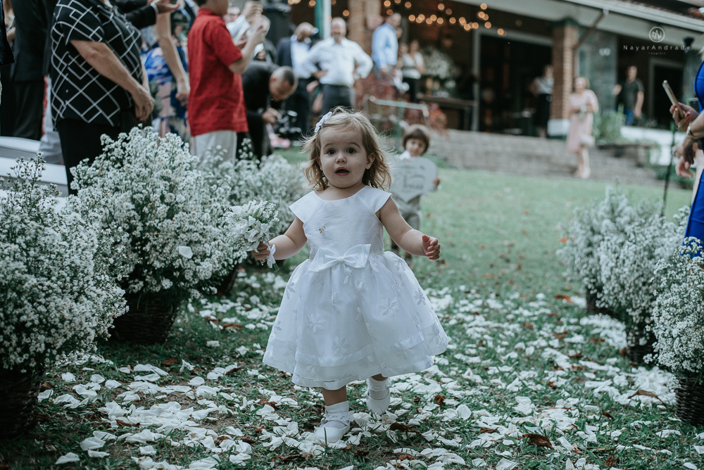 casamento rustico no campo de dia com cerimonia no jardim do sao vicente golf club noiva linda e classica com vestido de renda sem brilho e noivo de terno azul