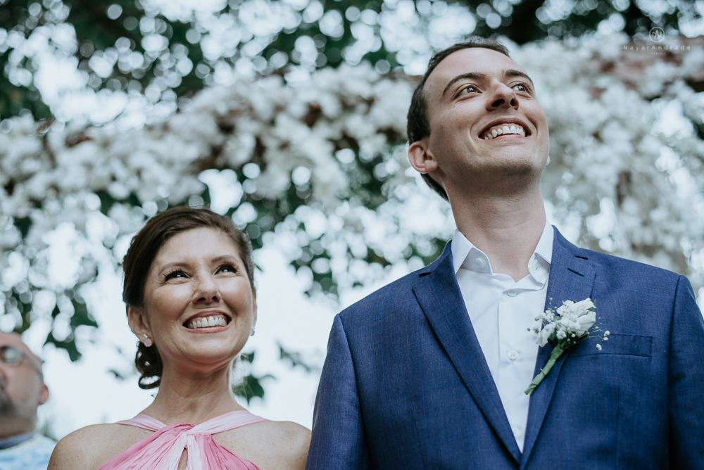 casamento rustico no campo de dia com cerimonia no jardim do sao vicente golf club noiva linda e classica com vestido de renda sem brilho e noivo de terno azul