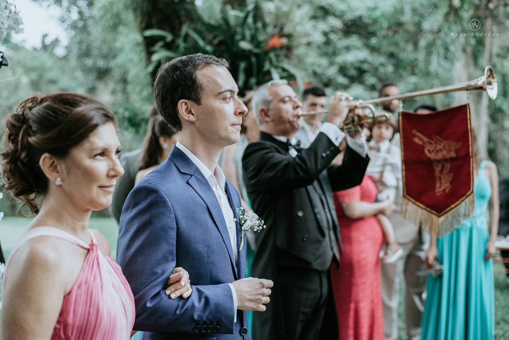 casamento rustico no campo de dia com cerimonia no jardim do sao vicente golf club noiva linda e classica com vestido de renda sem brilho e noivo de terno azul