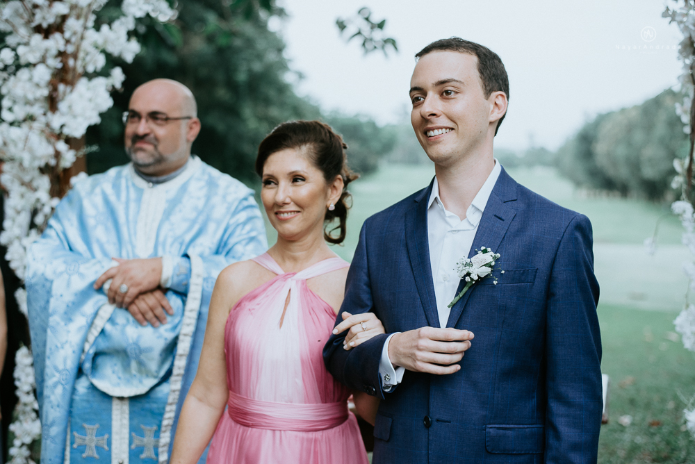 casamento rustico no campo de dia com cerimonia no jardim do sao vicente golf club noiva linda e classica com vestido de renda sem brilho e noivo de terno azul
