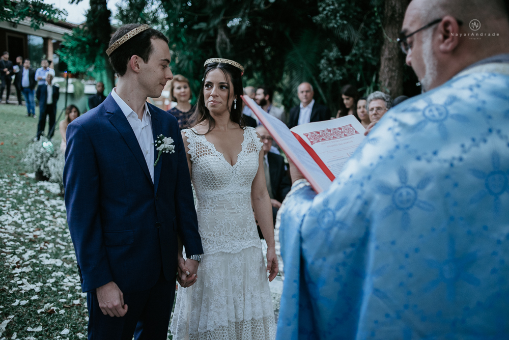 casamento rustico no campo de dia com cerimonia no jardim do sao vicente golf club noiva linda e classica com vestido de renda sem brilho e noivo de terno azul