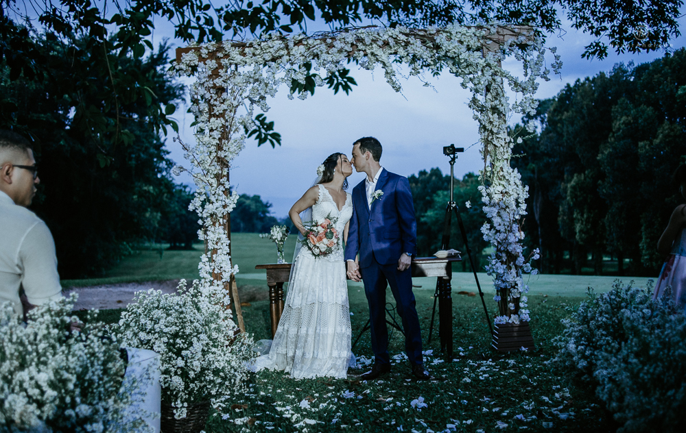 casamento rustico no campo de dia com cerimonia no jardim do sao vicente golf club noiva linda e classica com vestido de renda sem brilho e noivo de terno azul