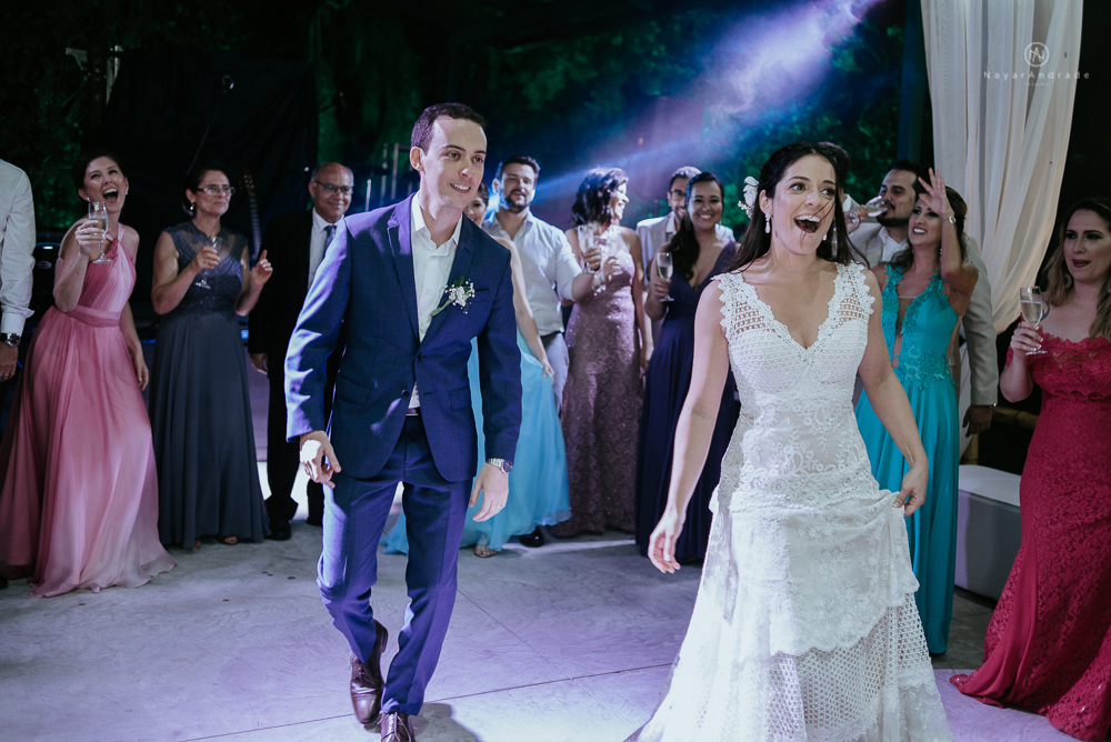 casamento rustico no campo de dia com cerimonia no jardim do sao vicente golf club noiva linda e classica com vestido de renda sem brilho e noivo de terno azul