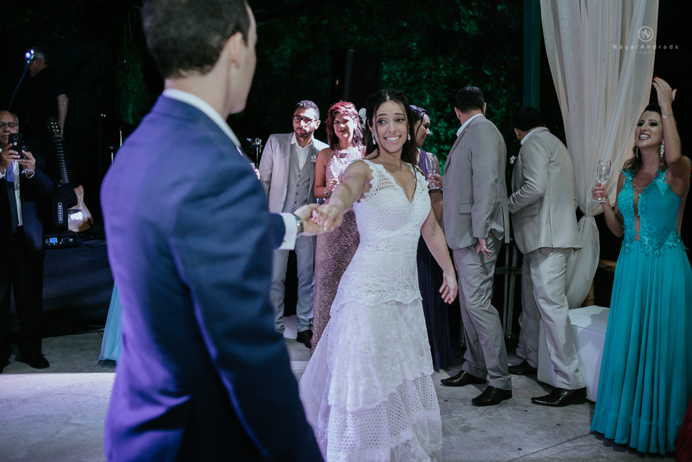 casamento rustico no campo de dia com cerimonia no jardim do sao vicente golf club noiva linda e classica com vestido de renda sem brilho e noivo de terno azul