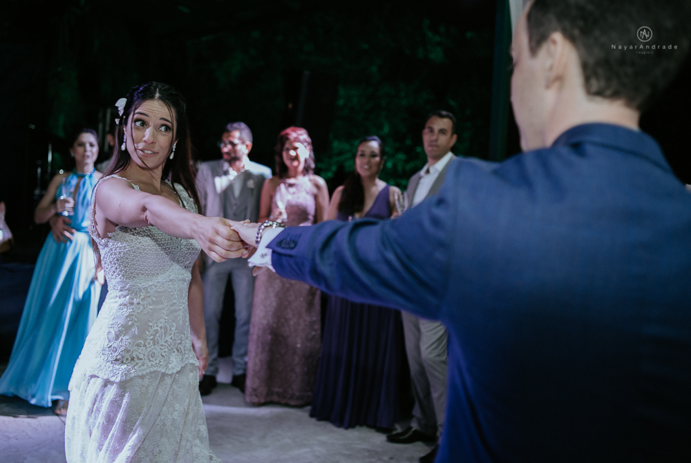 casamento rustico no campo de dia com cerimonia no jardim do sao vicente golf club noiva linda e classica com vestido de renda sem brilho e noivo de terno azul