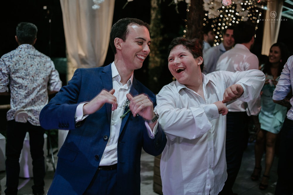 casamento rustico no campo de dia com cerimonia no jardim do sao vicente golf club noiva linda e classica com vestido de renda sem brilho e noivo de terno azul