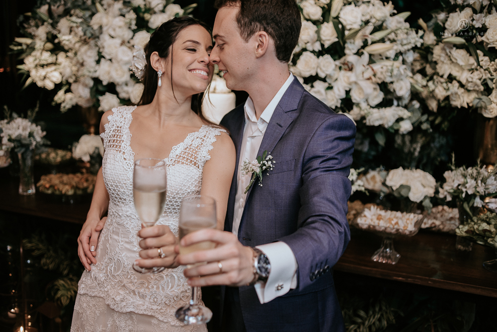 casamento rustico no campo de dia com cerimonia no jardim do sao vicente golf club noiva linda e classica com vestido de renda sem brilho e noivo de terno azul