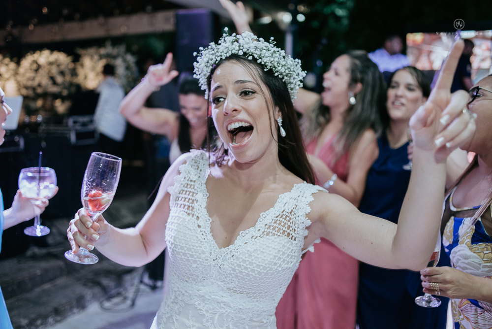 casamento rustico no campo de dia com cerimonia no jardim do sao vicente golf club noiva linda e classica com vestido de renda sem brilho e noivo de terno azul