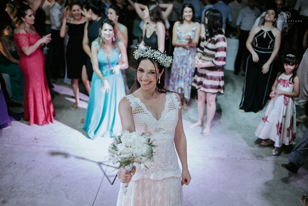 casamento rustico no campo de dia com cerimonia no jardim do sao vicente golf club noiva linda e classica com vestido de renda sem brilho e noivo de terno azul