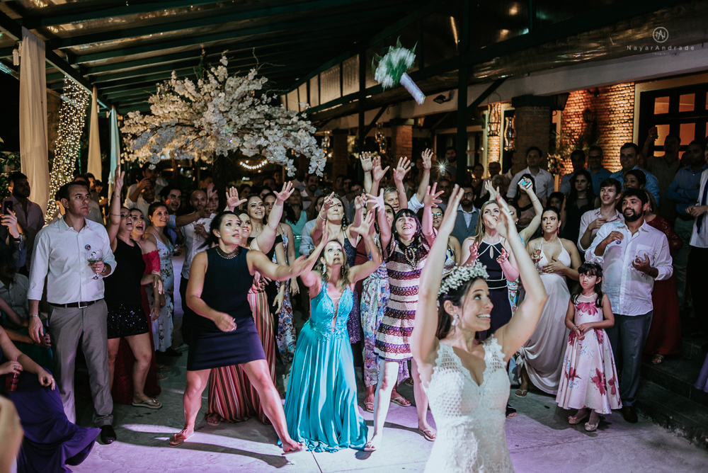casamento rustico no campo de dia com cerimonia no jardim do sao vicente golf club noiva linda e classica com vestido de renda sem brilho e noivo de terno azul