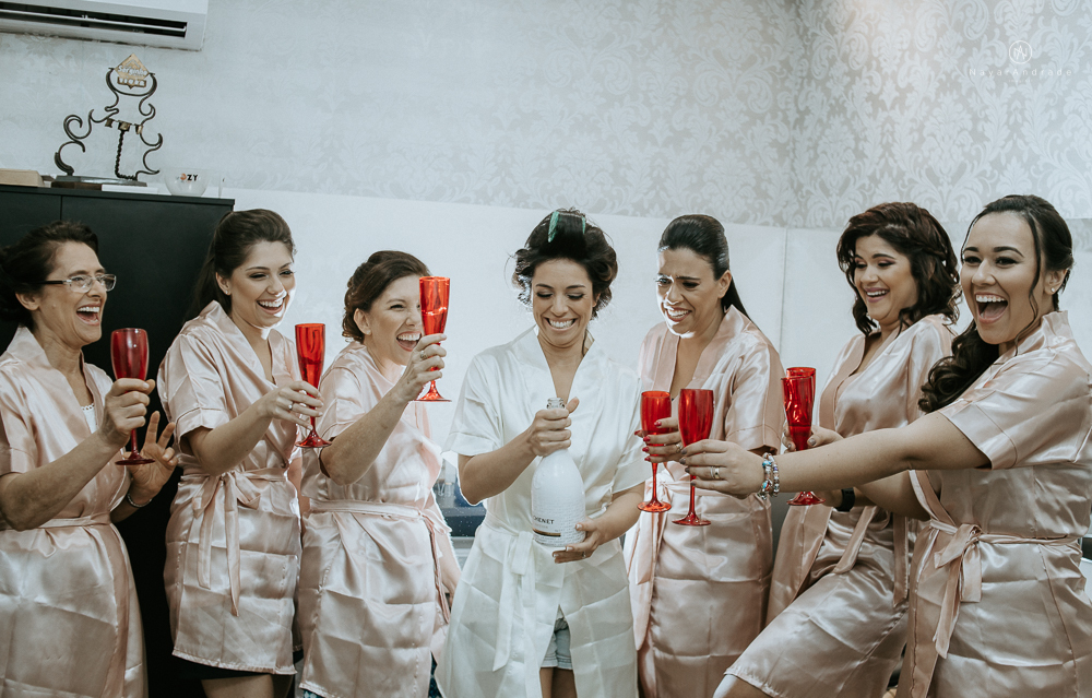 casamento rustico no campo de dia com cerimonia no jardim do sao vicente golf club noiva linda e classica com vestido de renda sem brilho e noivo de terno azul
