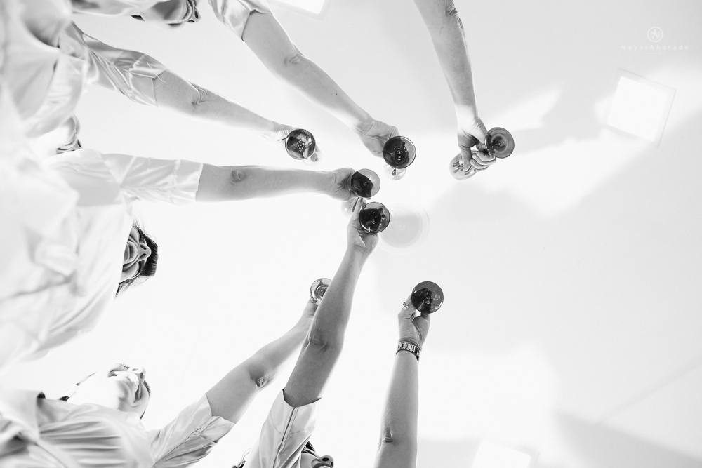 casamento rustico no campo de dia com cerimonia no jardim do sao vicente golf club noiva linda e classica com vestido de renda sem brilho e noivo de terno azul