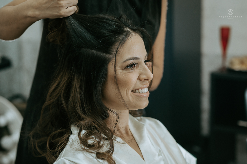 casamento rustico no campo de dia com cerimonia no jardim do sao vicente golf club noiva linda e classica com vestido de renda sem brilho e noivo de terno azul