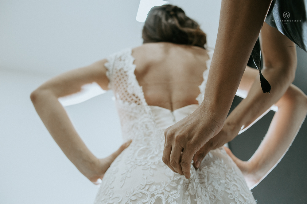 casamento rustico no campo de dia com cerimonia no jardim do sao vicente golf club noiva linda e classica com vestido de renda sem brilho e noivo de terno azul