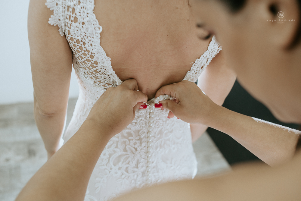 casamento rustico no campo de dia com cerimonia no jardim do sao vicente golf club noiva linda e classica com vestido de renda sem brilho e noivo de terno azul
