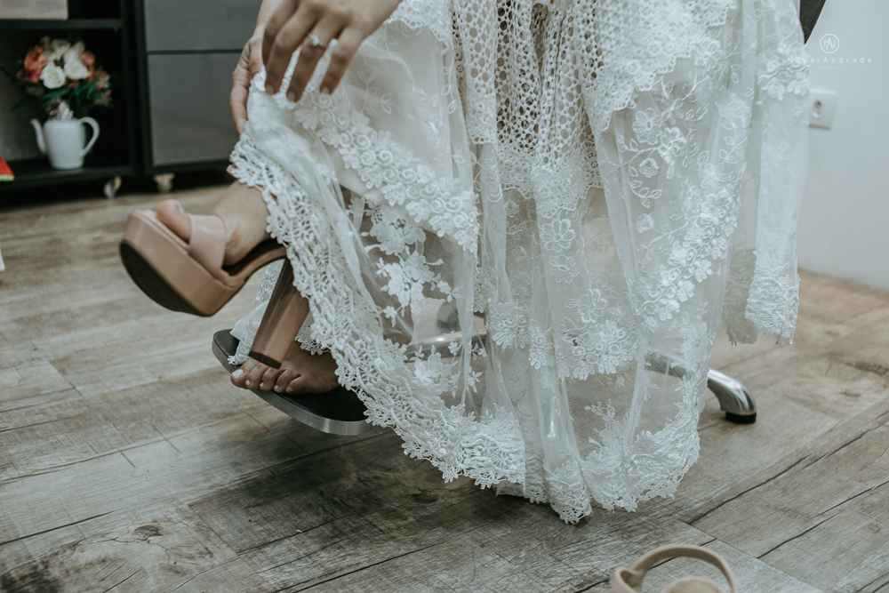 casamento rustico no campo de dia com cerimonia no jardim do sao vicente golf club noiva linda e classica com vestido de renda sem brilho e noivo de terno azul