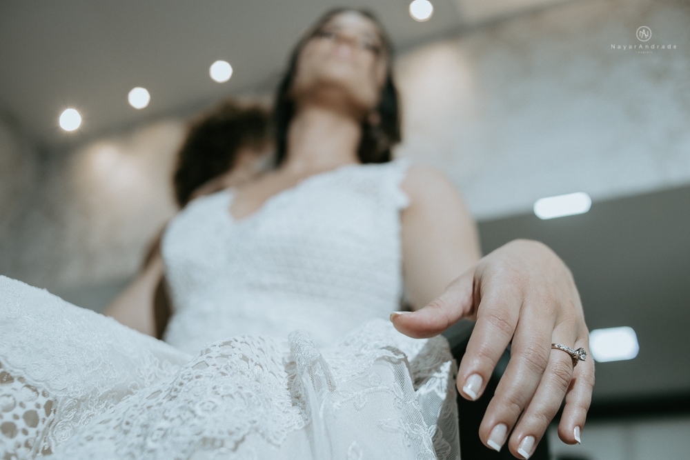 casamento rustico no campo de dia com cerimonia no jardim do sao vicente golf club noiva linda e classica com vestido de renda sem brilho e noivo de terno azul
