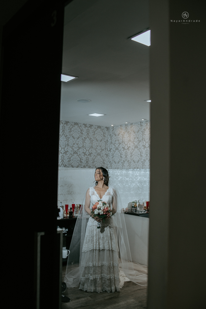 casamento rustico no campo de dia com cerimonia no jardim do sao vicente golf club noiva linda e classica com vestido de renda sem brilho e noivo de terno azul