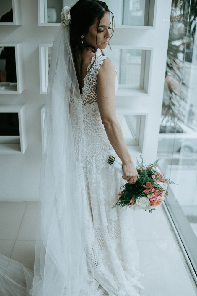 casamento rustico no campo de dia com cerimonia no jardim do sao vicente golf club noiva linda e classica com vestido de renda sem brilho e noivo de terno azul