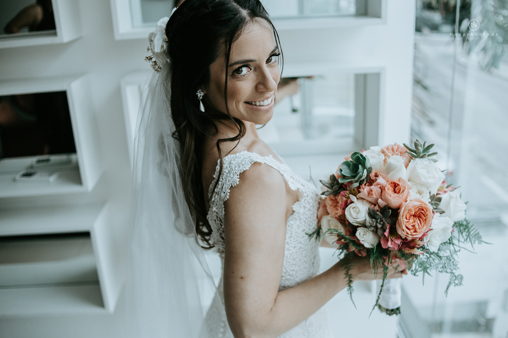 casamento rustico no campo de dia com cerimonia no jardim do sao vicente golf club noiva linda e classica com vestido de renda sem brilho e noivo de terno azul