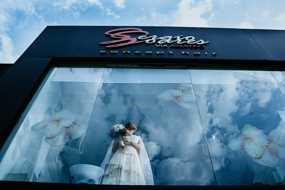casamento rustico no campo de dia com cerimonia no jardim do sao vicente golf club noiva linda e classica com vestido de renda sem brilho e noivo de terno azul