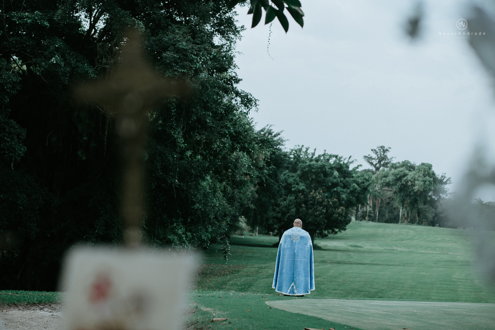 casamento rustico no campo de dia com cerimonia no jardim do sao vicente golf club noiva linda e classica com vestido de renda sem brilho e noivo de terno azul