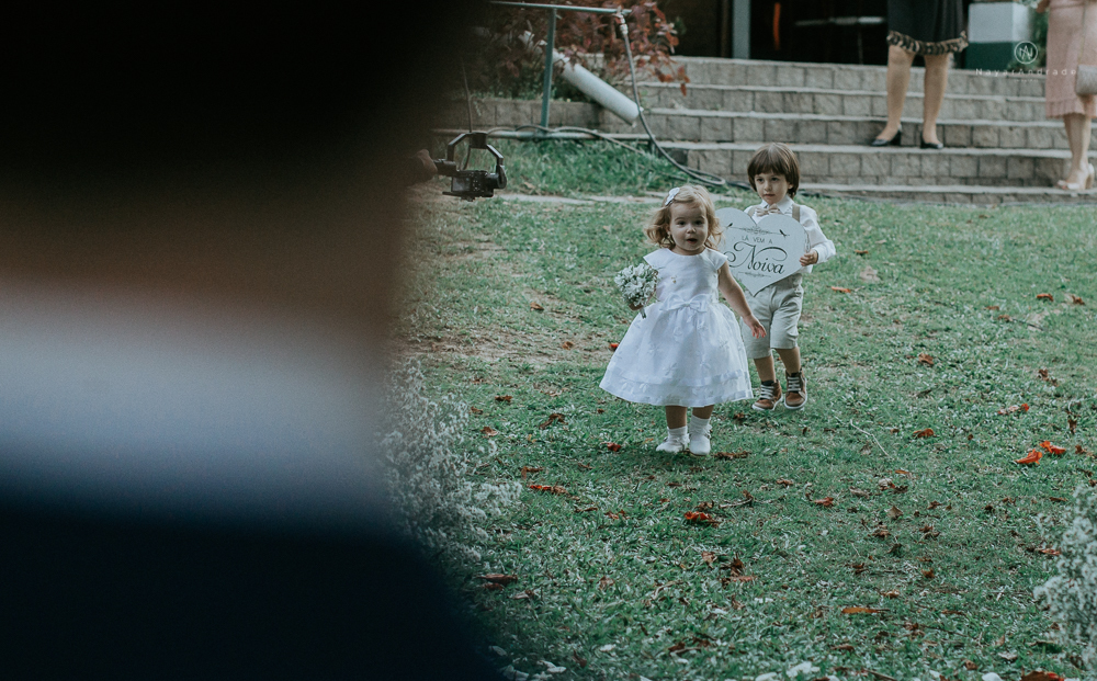 casamento rustico no campo de dia com cerimonia no jardim do sao vicente golf club noiva linda e classica com vestido de renda sem brilho e noivo de terno azul