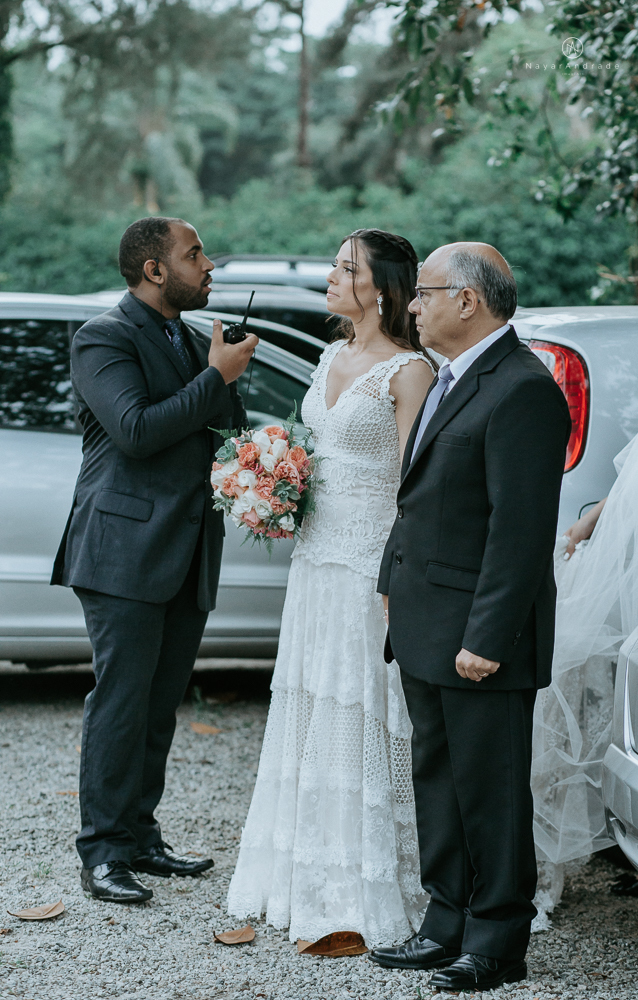 casamento rustico no campo de dia com cerimonia no jardim do sao vicente golf club noiva linda e classica com vestido de renda sem brilho e noivo de terno azul