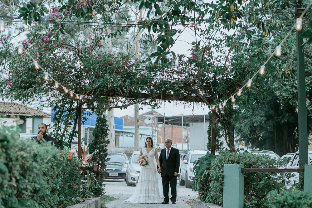 casamento rustico no campo de dia com cerimonia no jardim do sao vicente golf club noiva linda e classica com vestido de renda sem brilho e noivo de terno azul