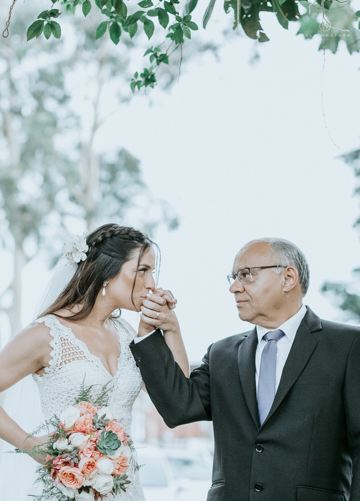 casamento rustico no campo de dia com cerimonia no jardim do sao vicente golf club noiva linda e classica com vestido de renda sem brilho e noivo de terno azul