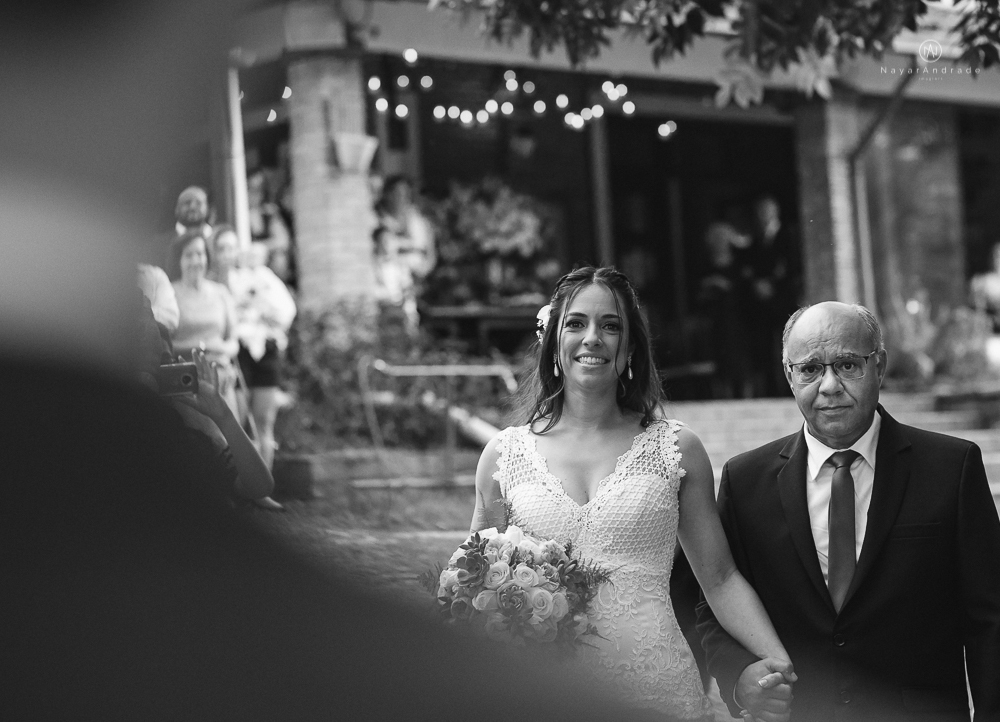 casamento rustico no campo de dia com cerimonia no jardim do sao vicente golf club noiva linda e classica com vestido de renda sem brilho e noivo de terno azul
