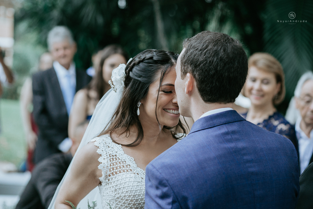 casamento rustico no campo de dia com cerimonia no jardim do sao vicente golf club noiva linda e classica com vestido de renda sem brilho e noivo de terno azul