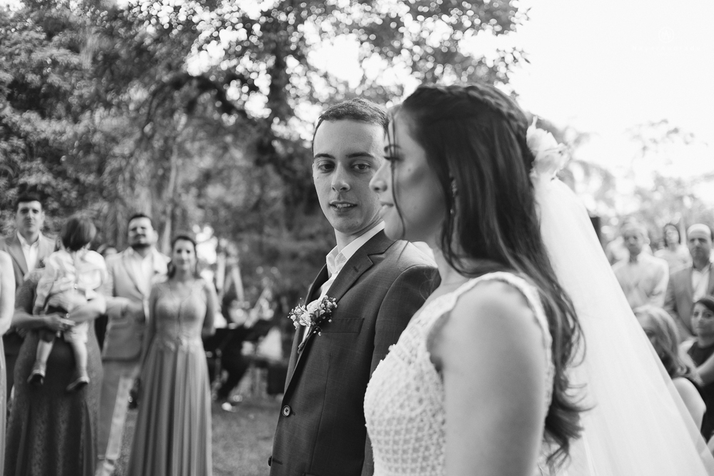 casamento rustico no campo de dia com cerimonia no jardim do sao vicente golf club noiva linda e classica com vestido de renda sem brilho e noivo de terno azul