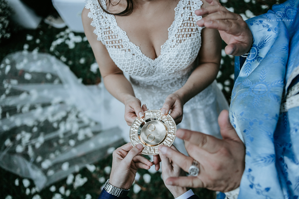 casamento rustico no campo de dia com cerimonia no jardim do sao vicente golf club noiva linda e classica com vestido de renda sem brilho e noivo de terno azul