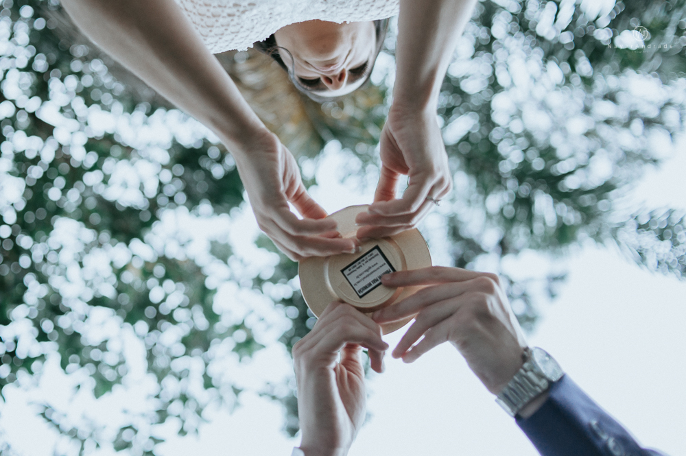 casamento rustico no campo de dia com cerimonia no jardim do sao vicente golf club noiva linda e classica com vestido de renda sem brilho e noivo de terno azul